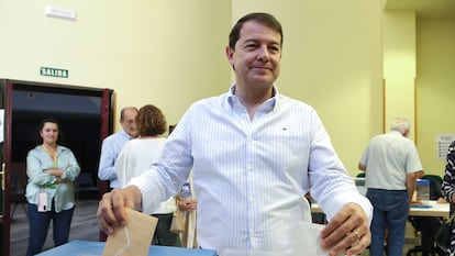El presidente de la Junta de Castilla y León, Alfonso Fernández Mañueco, ejerce su derecho al voto en un colegio electoral en Salamanca, este domingo.