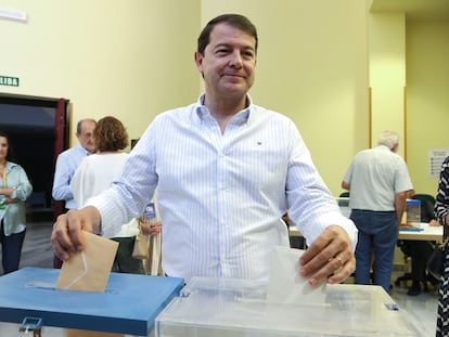 El presidente de la Junta de Castilla y León, Alfonso Fernández Mañueco, ejerce su derecho al voto en un colegio electoral en Salamanca, este domingo.