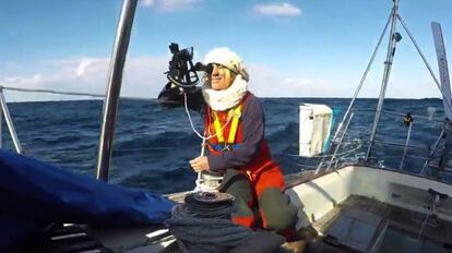 Susie Goodall, manejando un sextante. A partir del 1 de julio participará en la Golden Globe Race, en la que no está permitido usar gps.