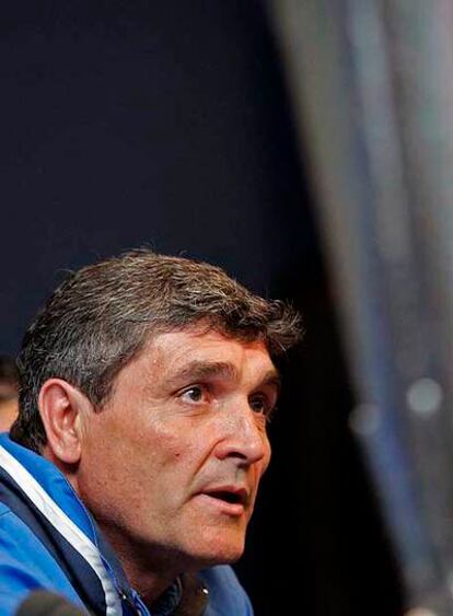 Juande Ramos, durante la rueda de prensa de ayer, ante el trofeo en disputa.