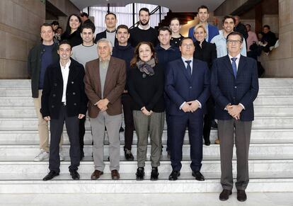 Nico Terrados, primero por la derecha, abajo, y Marta Domínguez, detrás, a su derecha, con la promoción del Master.