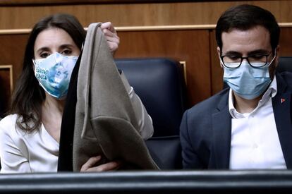 La ministra de Igualdad, Irene Montero (a la izquierda) y el de Consumo, Alberto Garzón, en la moción de censura.