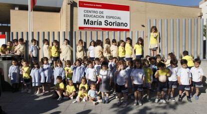 Niños del colegio Maestro Padilla, del PAU de Carabanchel que este curso asisten a un centro de educación especial por no estar terminado su edificio.