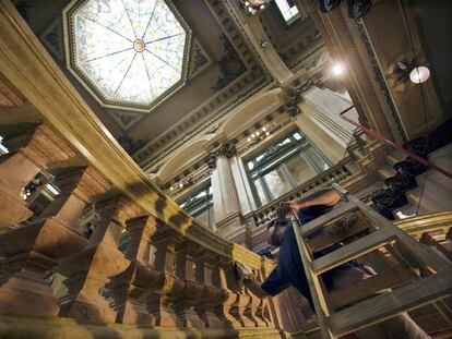 La famosa escalera de mármol del teatro Colón, recibiendo los últimos retoques hace unos días.