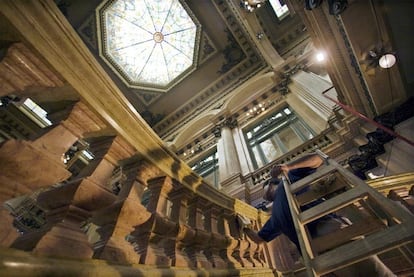 La famosa escalera de mármol del teatro Colón, recibiendo los últimos retoques hace unos días.