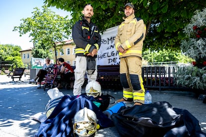 Rubén Agudo y Charles Rodríguez, bomberos de Leganés en huelga de hambre por el limbo profesional en el que los mantienen su ayuntamiento y la comunidad al no asignarles una tarea como funcionarios de carrera.