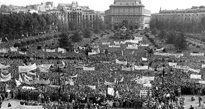 A crowd of demonstrators supporting Franco on October 1, 1975.