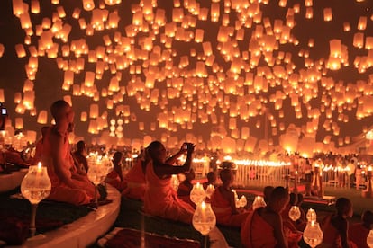 La ciudad antigua de Chiang Mai está rodeada de un foso y repleta de viejos templos de teca que hacen gala del original arte y arquitectura del norte de Tailandia. En la imagen, el festival de linternas Loy Kratong.