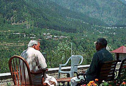 El primer ministro indio, Vajpayee (izquierda), y su ministro de Defensa, George Fernandes, el domingo en Manali.