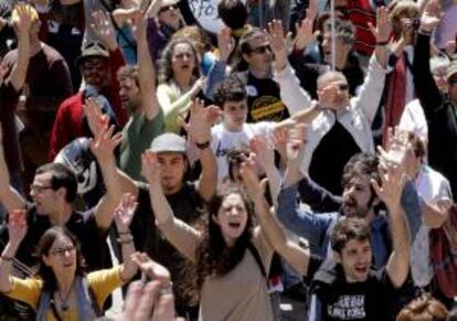 Miles de personas llenan la plaza A Quintana de Santiago para expresar su rechazo a los megaproyectos mineros existentes en Galicia y contra los que se quieren implantar, como es el caso de la mina de oro de Corcoesto, en Cabana de Bergantiños (A Coruña).