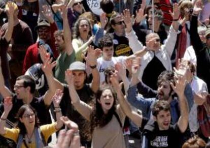 Miles de personas llenan la plaza  A Quintana de Santiago para expresar su rechazo a los megaproyectos mineros existentes en Galicia y contra los que se quieren implantar, como es el caso de la mina de oro de Corcoesto, en Cabana de Bergantiños (A Coruña).