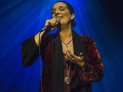 La cantante de fado Dulce Pontes en el Circo Price, en Madrid.