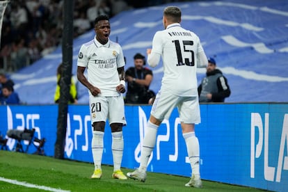 Vinicius y Valverde celebran un gol en la victoria del Real Madrid ante el Celtic este miércoles en el Bernabéu.