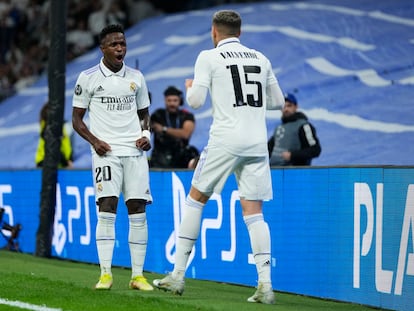 Vinicius y Valverde celebran un gol en la victoria del Real Madrid ante el Celtic este miércoles en el Bernabéu.