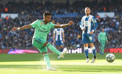 Rodrygo dispara ante la mirada de Darder.