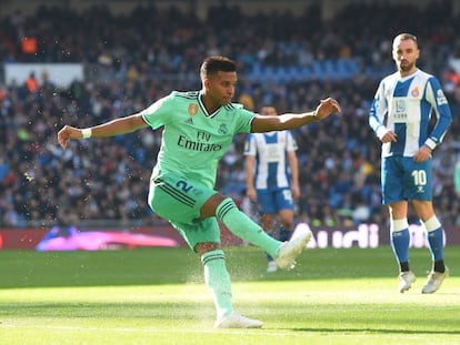 Rodrygo dispara ante la mirada de Darder.