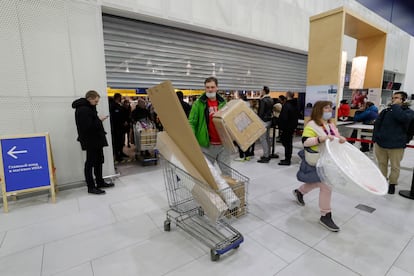 Clientes de Ikea tras finalizar la compra en una tienda de San Petersburgo (Rusia) antes del cierre.