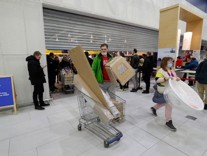 Clientes de Ikea tras finalizar la compra en una tienda de San Petersburgo (Rusia) antes del cierre.