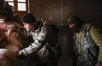 Combatientes rebeldes sirios en una posición fortificada cerca de la ciudad de al-Bab en la provincia de Alepo, fronteriza con Turquía.