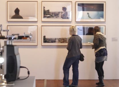 Visitantes en la muestra <b><i>En lugar de cine,</b></i> que puede verse en el Centro José Guerrero de Granada.