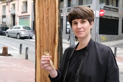 Sara Navarro con la cuchara de la madera caía del árbol de su calle.
