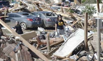 Una mujer permanece entre los escombros de su casa en Moore,Oklahoma. 