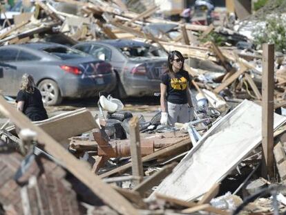 Una mujer permanece entre los escombros de su casa en Moore,Oklahoma.