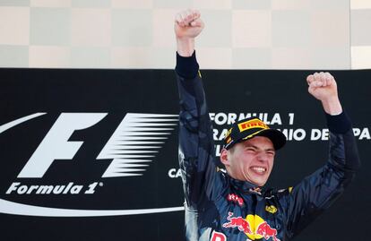 El piloto holandés Max Verstappen celebra su victoria en el podio tras ganar el Gran Premio de España de Fórmula Uno, disputado en el Circuito de Barcelona-Catalunya.