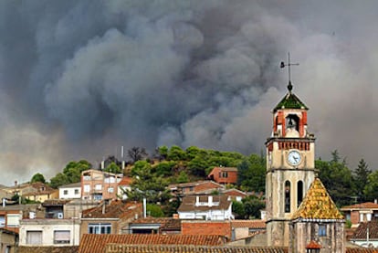 El humo de los incendios cubría ayer la localidad barcelonesa de Sant Llorenç Savall.