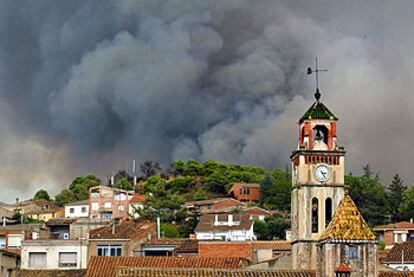 El humo de los incendios cubría ayer la localidad barcelonesa de Sant Llorenç Savall.