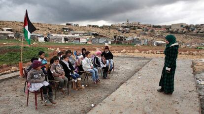 Clase al aire libre en el poblado beduino de Abu Anwar, junto a Jerusal&eacute;n, en febrero de 2016.  