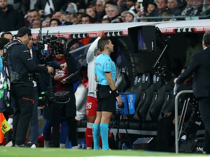 El árbitro Hernandez Maeso revisando un acción durante el partido entre el Real Madrid y el Almería.