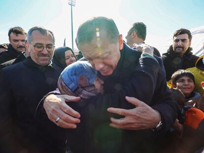 El presidente de Turquía, Recep Tayyip Erdogan, abraza a una superviviente del terremoto, el 8 de febrero de 2023 en la frontera turco-siria.