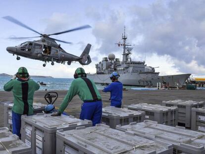 Un helic&oacute;ptero del ej&eacute;rcito franc&eacute;s transporta suministros desde la fragata Ventosa en en terriotrio franc&eacute;s de la isla de San Mart&iacute;n (Francia).