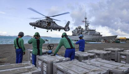 Un helicóptero del ejército francés transporta suministros desde la fragata Ventosa en en terriotrio francés de la isla de San Martín (Francia).