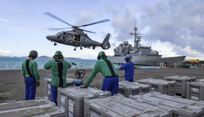 Un helic&oacute;ptero del ej&eacute;rcito franc&eacute;s transporta suministros desde la fragata Ventosa en en terriotrio franc&eacute;s de la isla de San Mart&iacute;n (Francia).