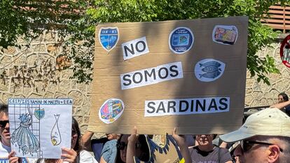 Varios grupos de familias del CEIP y el IES Ramiro de Maeztu se concentran en junio para protestar por la decisión de la Comunidad de Madrid de crear una Escuela Europea Acreditada en el complejo del centro educativo, este jueves en Madrid. 
