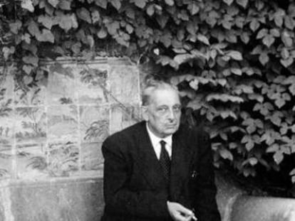 El escritor Giuseppe Tomasi di Lampedusa en su casa de Palermo en 1956.