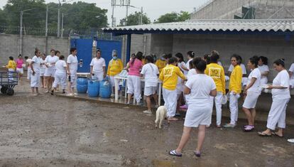 El uniforme que llevan las presas de la cárcel de Izalco, situada a dos horas en coche de la capital de El Salvador, es blanco. Algunas lucen las camisetas amarillas del programa Yo cambio. Cada día aguardan cola para recibir la comida, que llega en bidones desde el exterior.