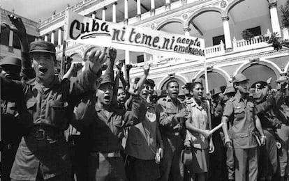 Cadetes del Instituto Militar de La Habana se manifiestan a favor del Gobierno cubano durante la "crisis de las avionetas", cuando dos avionetas de la asociación Hermanos al Rescate fueron derribadas por el ejército cubano, 28 de febrero de 1996.