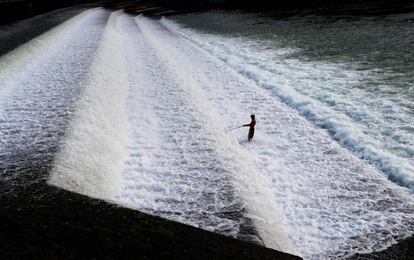 Un hombre se refresca en el río Lech, a su paso por la localidad de Landsberg am Lech (Alemania).