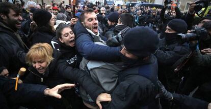 Protesta en el exterior del Museo de Lleida para evitar el traslado de las obras de arte a Sijena, el pasado diciembre.