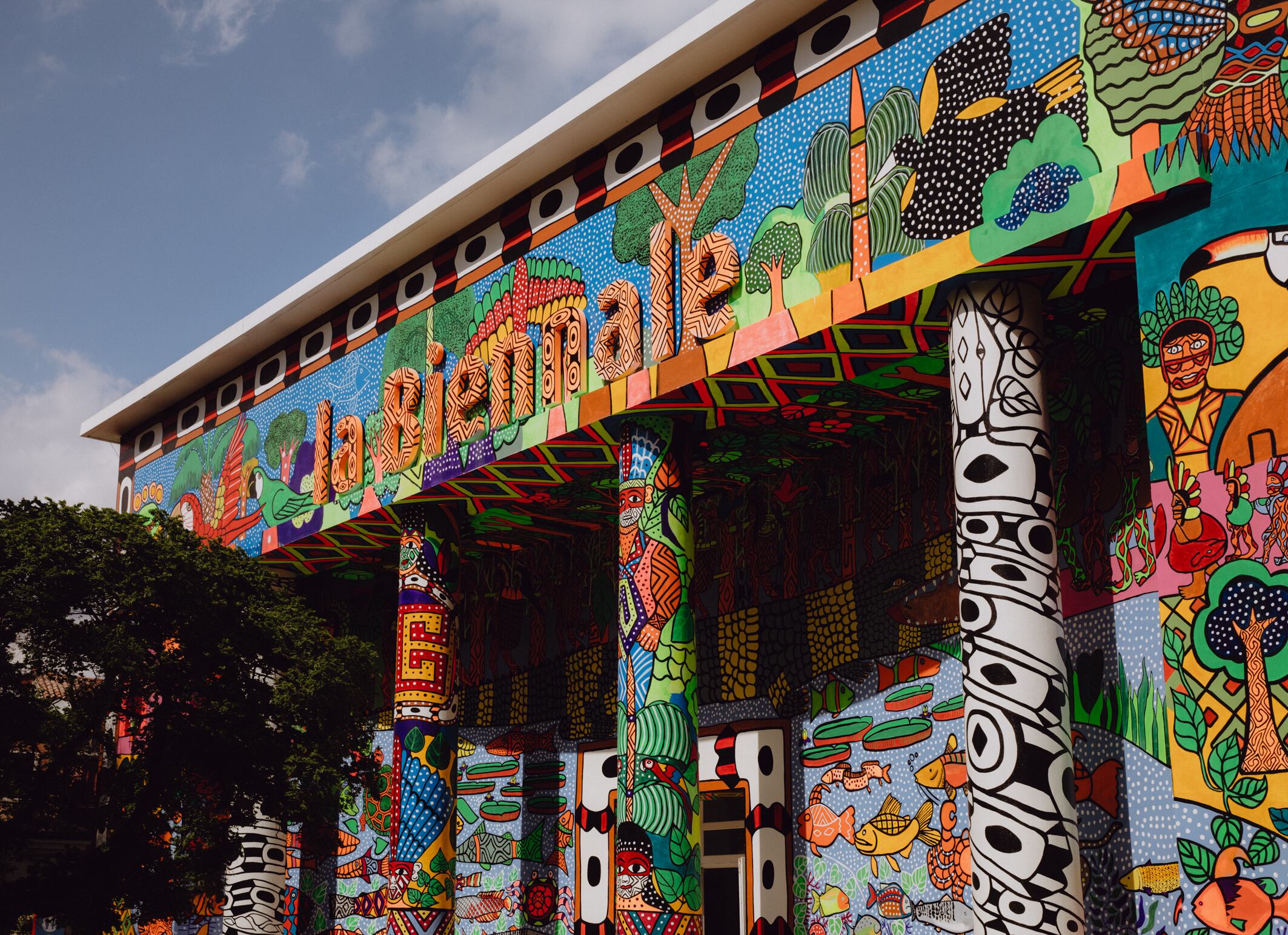 Fachada del pabellón central de la Bienal de Venecia, intervenida por el colectivo amazónico MAKHU. Fotografía: Matteo De Mayda