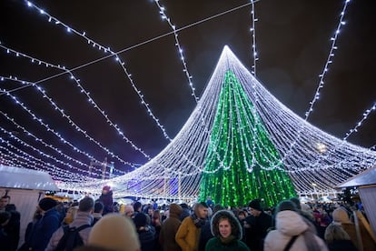 El encendido del Árbol de Navidad de la Plaza de la Catedral de la Ciudad Vieja de Vilnius (en la foto) es una tradición que congrega a locales y visitantes en la capital de Lituania. Se trata de una enorme estructura de metal cubierta de ramas de abeto y restos de trabajos forestales de poda, adornada con 900 figuras y 70.000 bombillas que convierten al conjunto en uno de los árboles navideños más brillantes de Europa. Tanto que los pasajeros pueden distinguirlo fácilmente desde su avión antes de aterrizar en el aeropuerto. Destellará hasta el 7 de enero y puede contemplarse desde el tren navideño que recorre los espacios festivos de la ciudad.