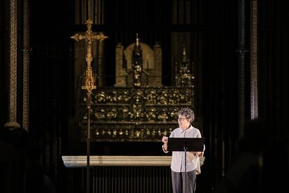 Míriam Iscla interpretant textos de Simone Weil a la Catedral de Girona.