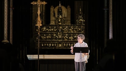 Míriam Iscla interpretant textos de Simone Weil a la Catedral de Girona.