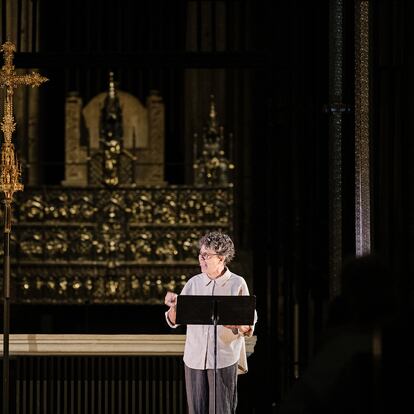 Míriam Iscla interpretant textos de Simone Weil a la Catedral de Girona.