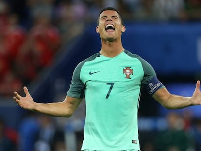 Cristiano Ronaldo se lamenta tras un fallo.