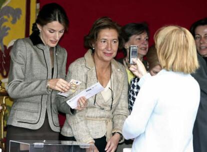 Doña Letizia preside una mesa de la Cruz Roja.