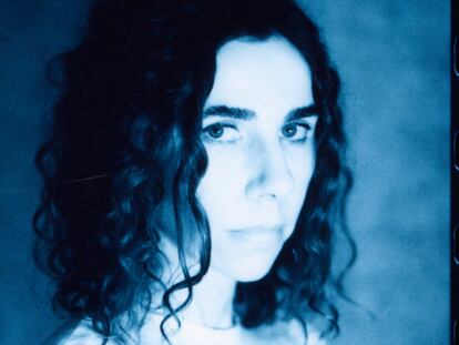 La cantante británica PJ Harvey en una foto reciente de Steve Gullick, mítico retratista de estrellas del rock.